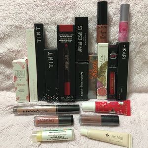 **SOLD** Lipstick, Lipgloss, Lip Liner Bundle